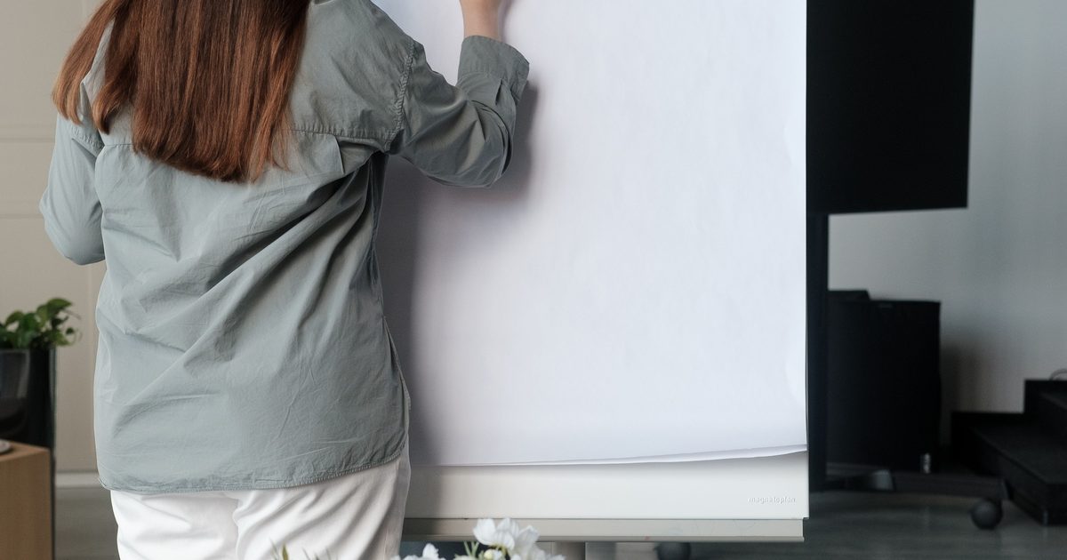 Dirigeants cadrant un projet IA autour d'une table