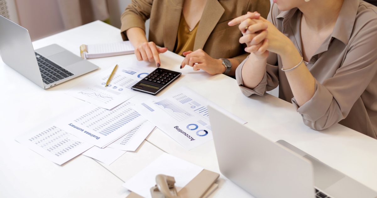 Conseiller bancaire validant un workflow IA sur écran