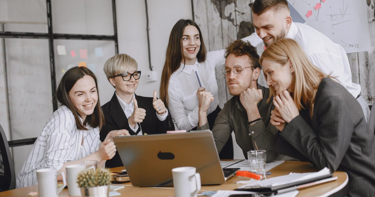 Comparaison de trois assistants IA sur des écrans côte à côte