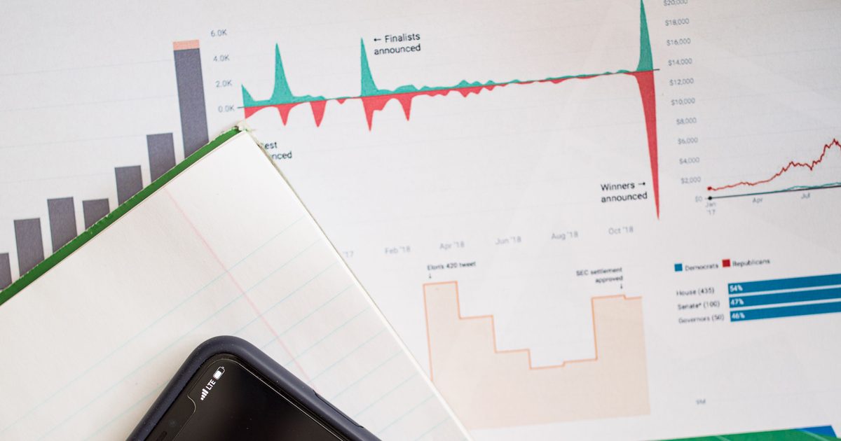 Directeur financier analysant des prévisions budgétaires sur tableau de bord