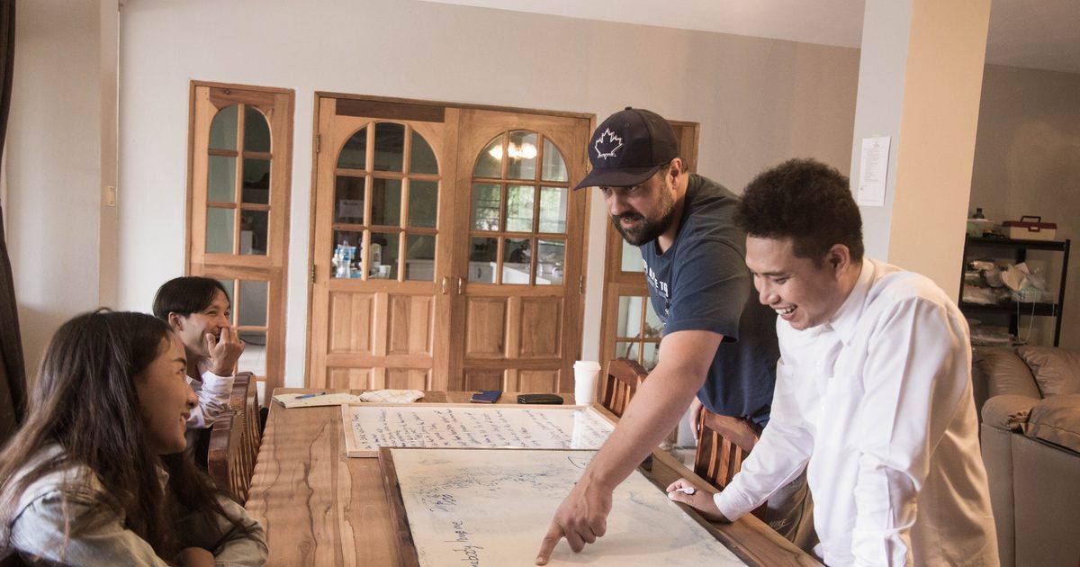 Équipe construisant une feuille de route IA au tableau