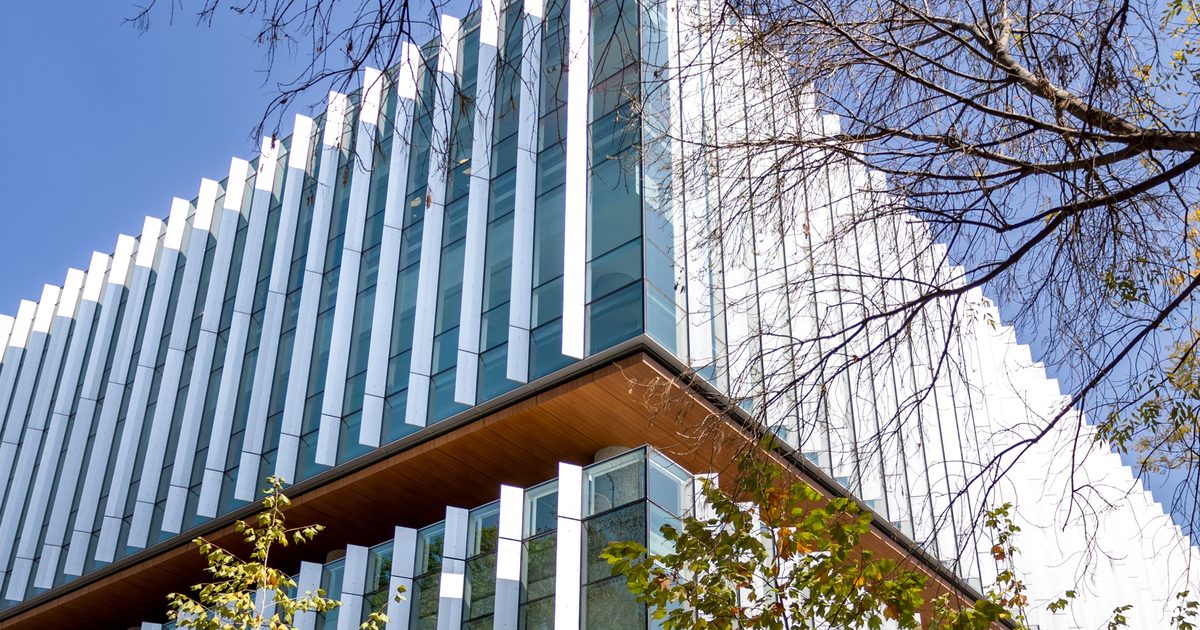 Dirigeants de grand groupe en réunion stratégique sur l'IA