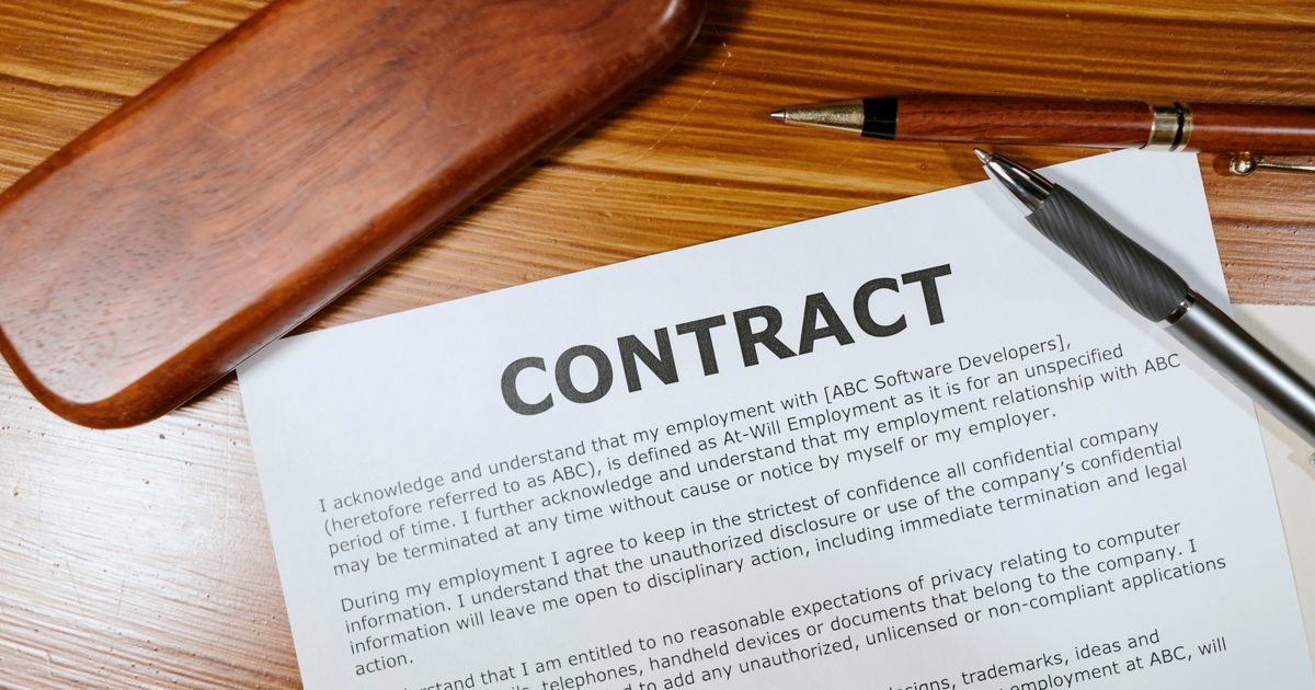 Juriste vérifiant la conformité réglementaire IA dans un bureau
