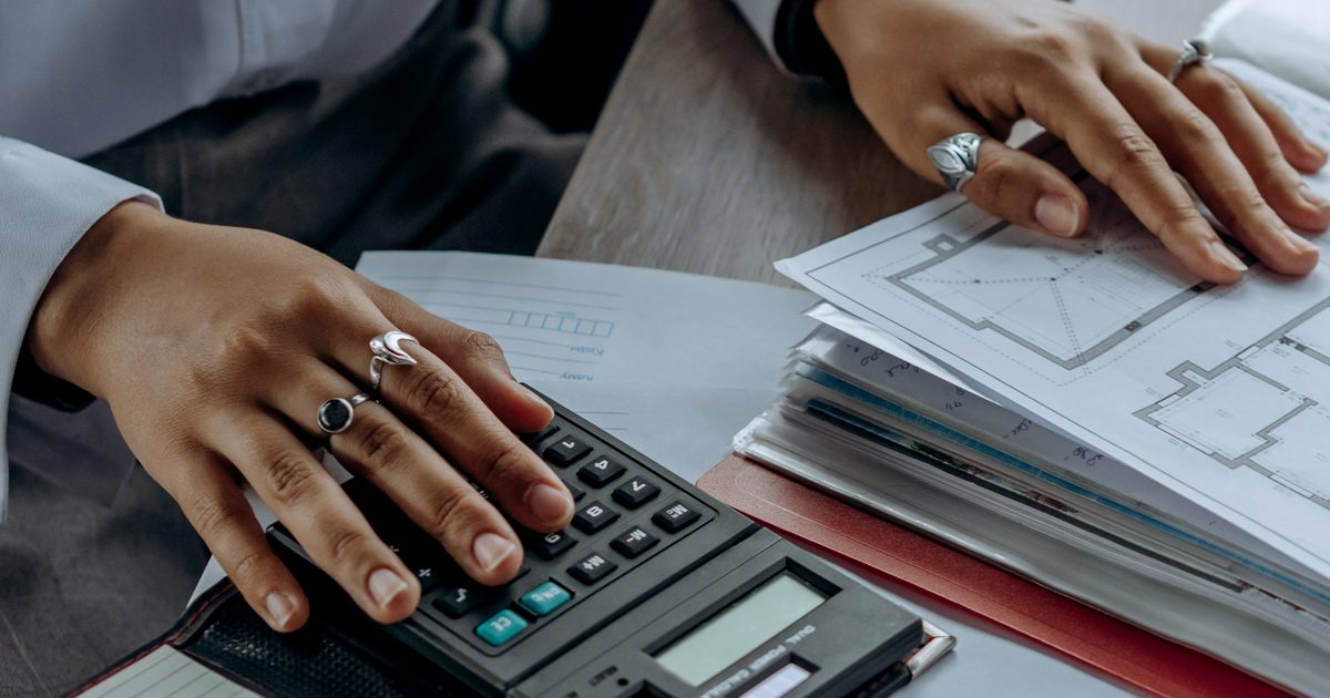 Équipe financière analysant des chiffres de clôture comptable accélérée