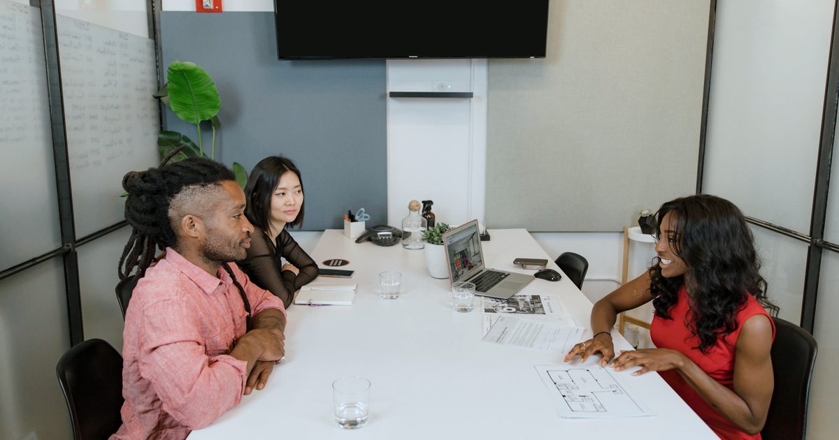 Équipe marketing rédigeant du contenu de marque assistée par IA