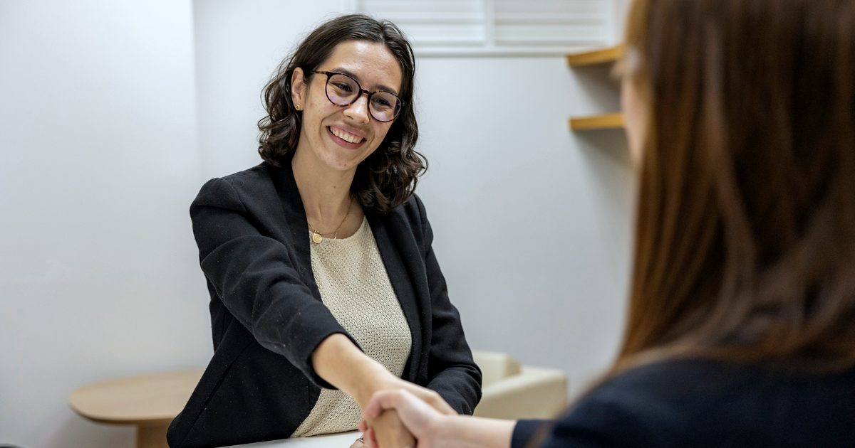 DRH analysant des candidatures sur écran en entreprise