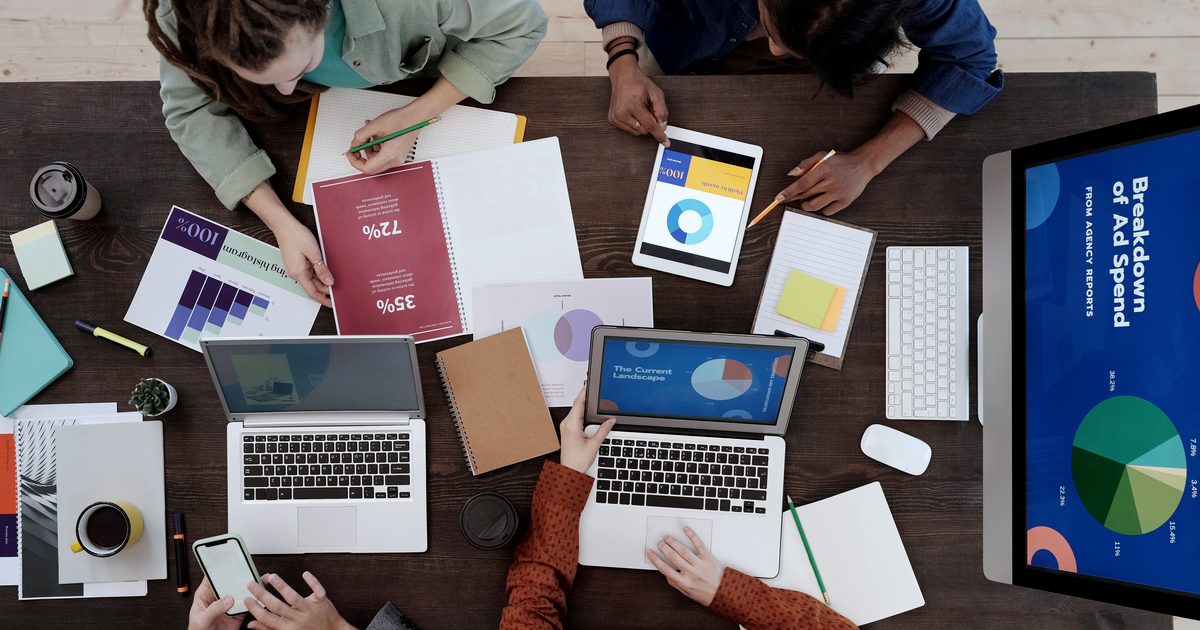 Équipe marketing B2B travaillant sur une campagne digitale