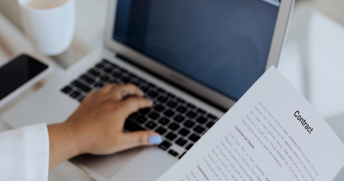 Juriste vérifiant la conformité RGPD de données personnelles