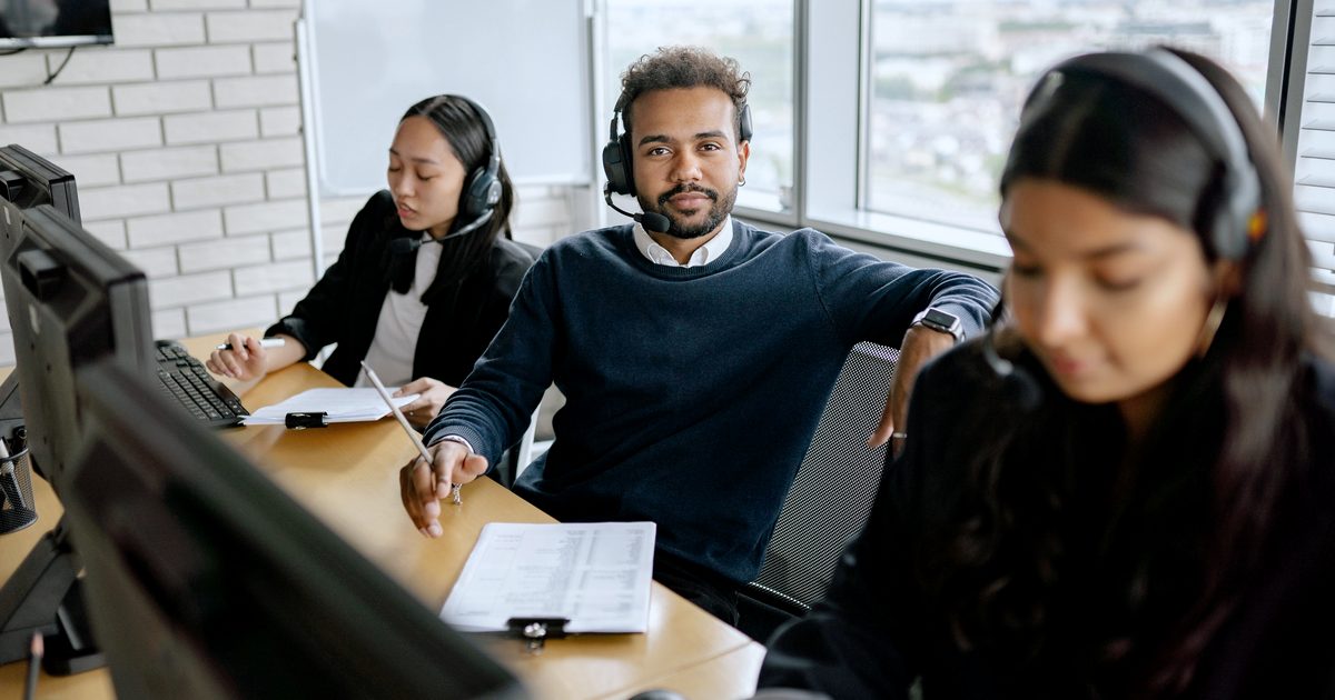 Conseiller accueillant un client lors d'un échange personnalisé