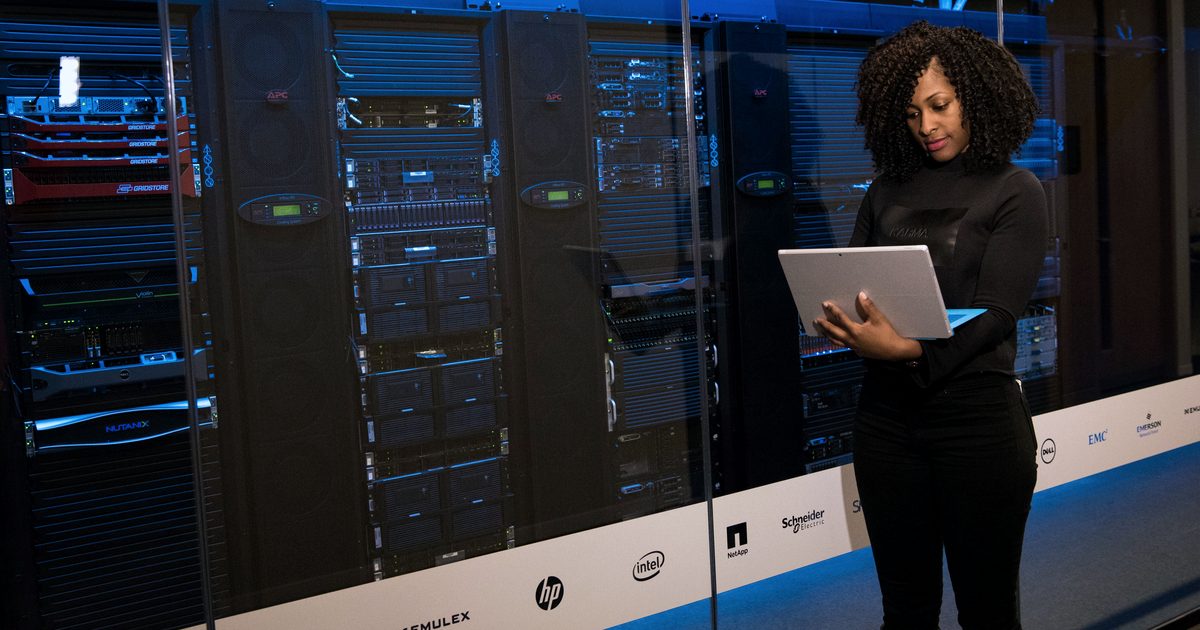 Équipe informatique sécurisant des données sensibles en entreprise