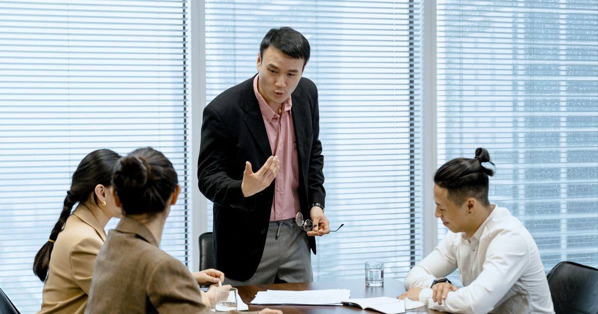 Manager animant une réunion d'équipe en open space