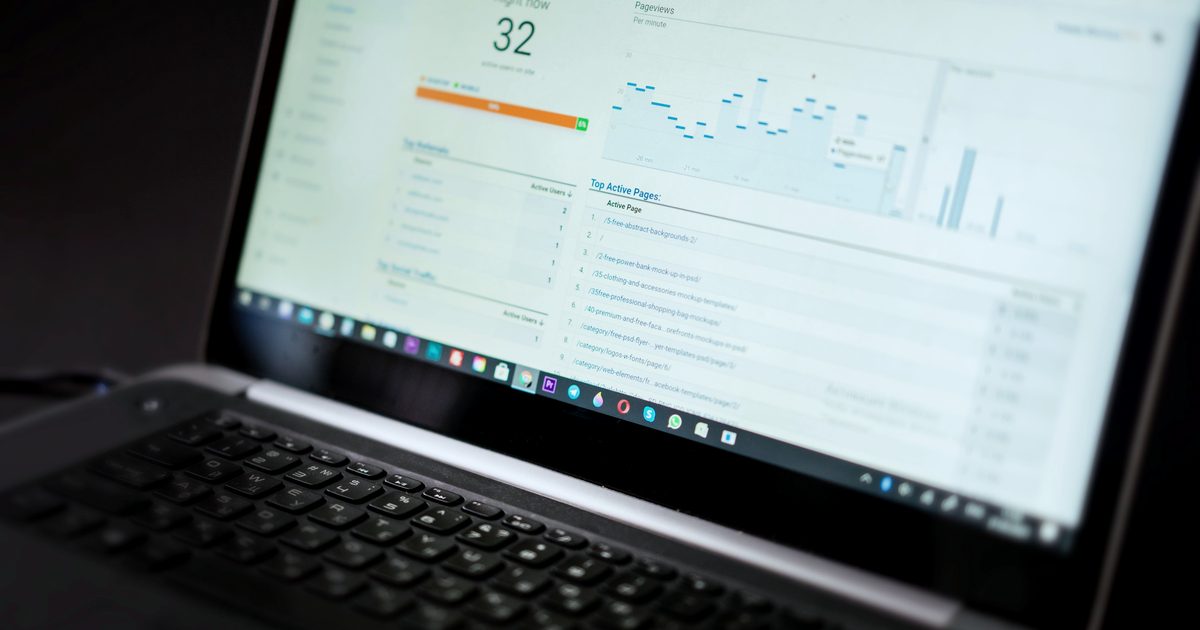 Équipe marketing analysant des tableaux de bord de campagne