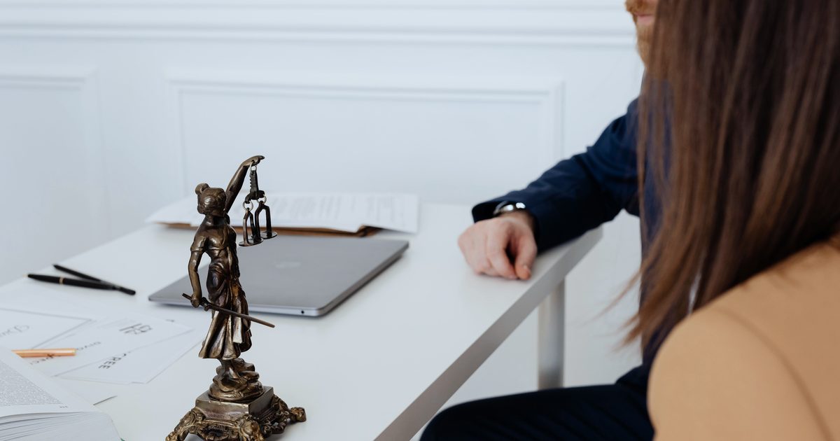 Avocat consultant un dossier juridique à son bureau