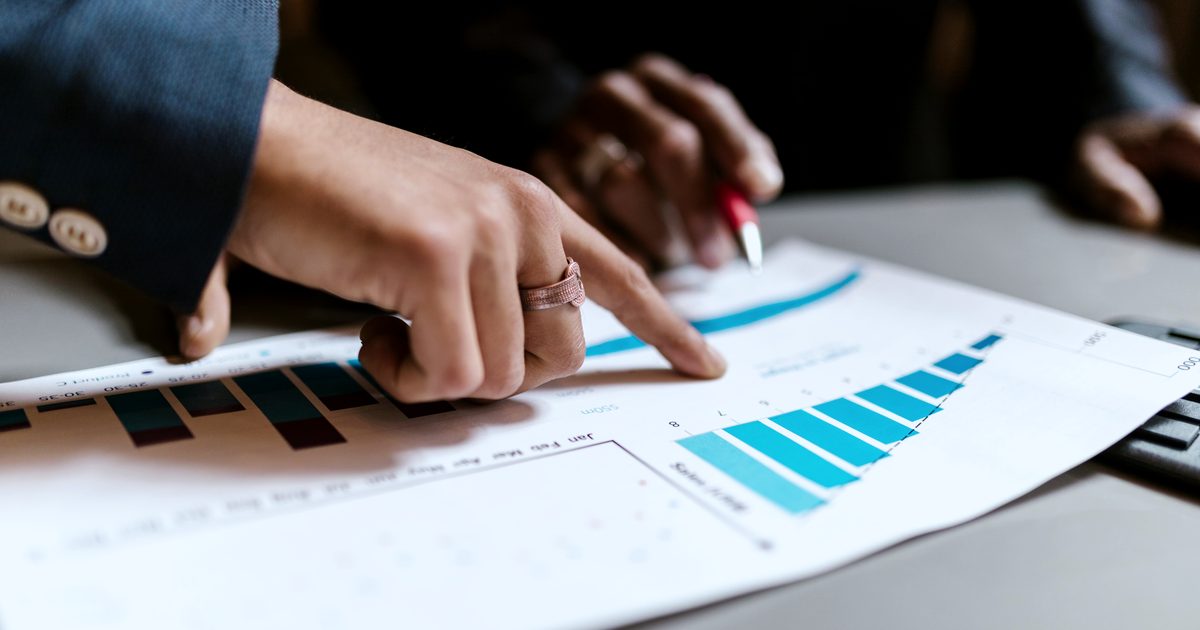 Équipe analysant des résultats chiffrés en réunion stratégique