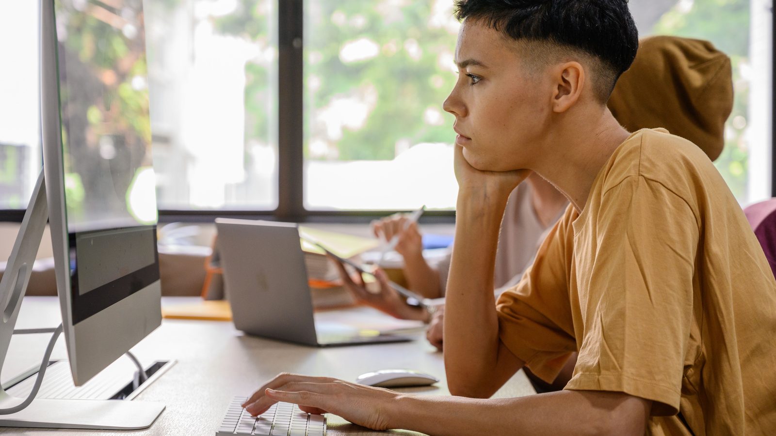 Collaborateurs devant des ordinateurs de bureau