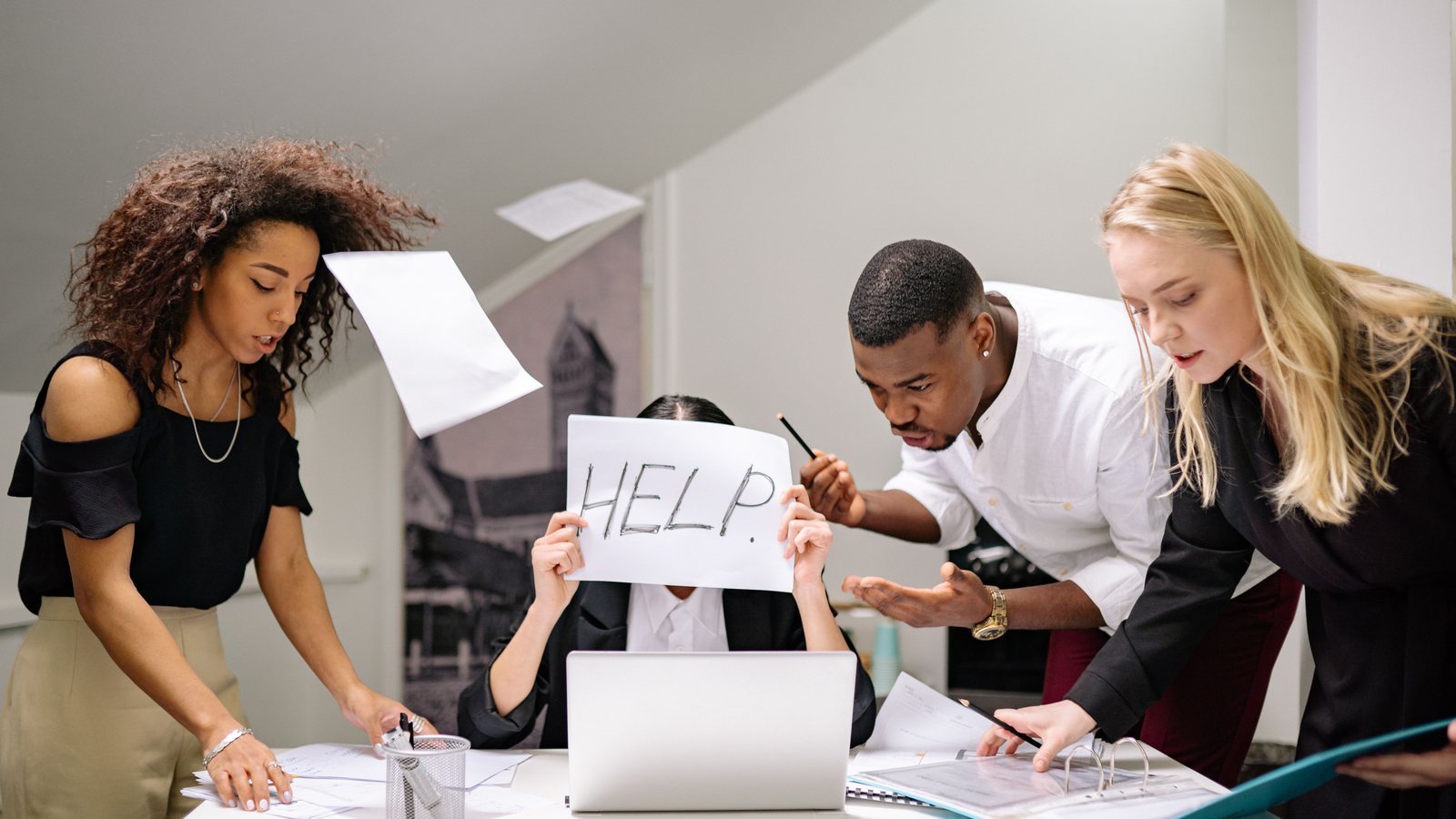 Échange tendu en situation de crise au travail