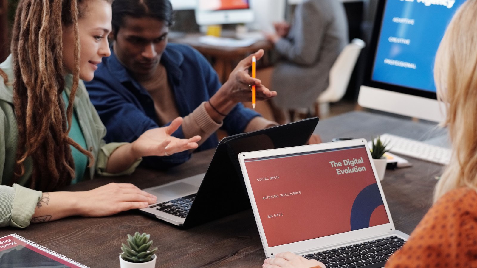 Réunion marketing dans une grande entreprise