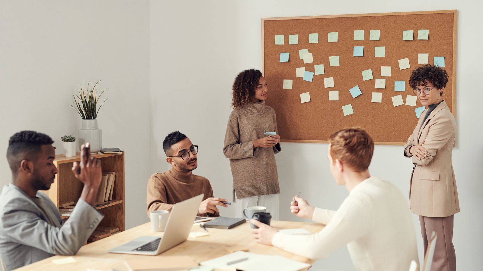 Équipe marketing en atelier créatif avec post-its